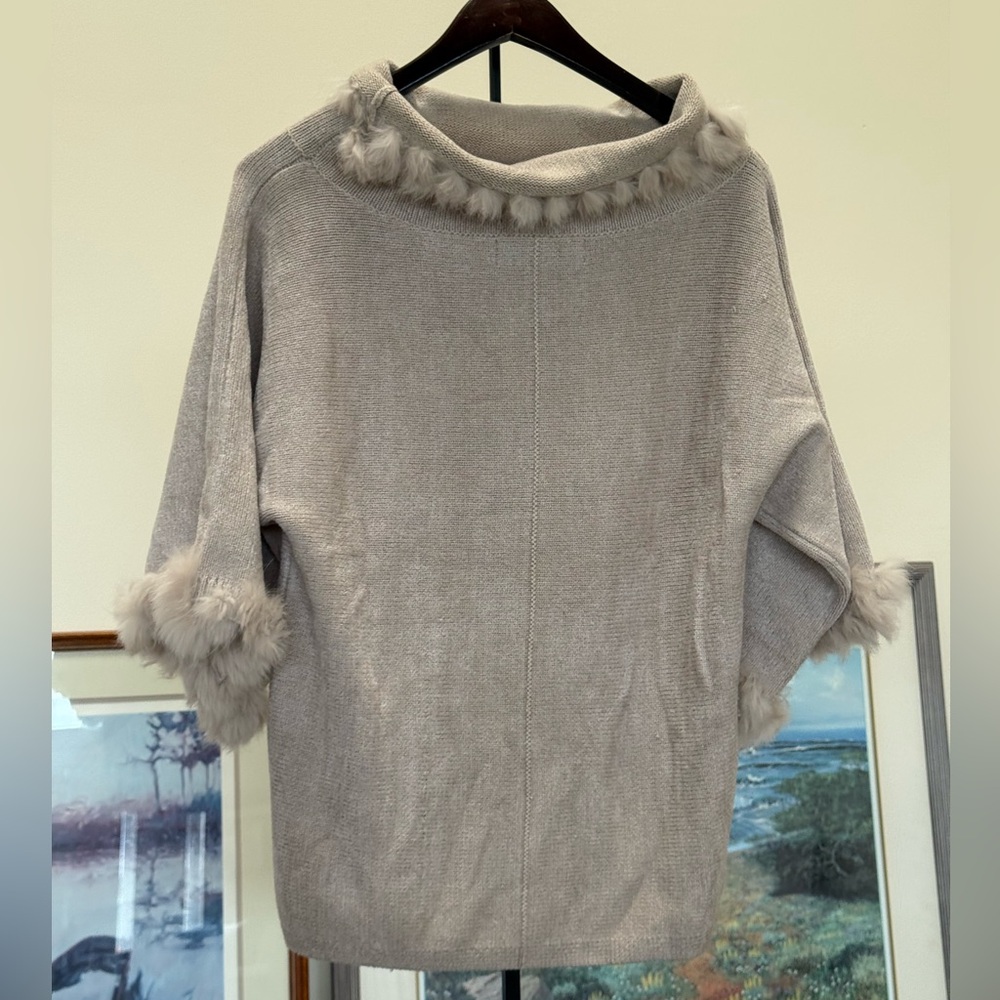 Elegant Women’s Beige Sweater with Faux Fur Trim L